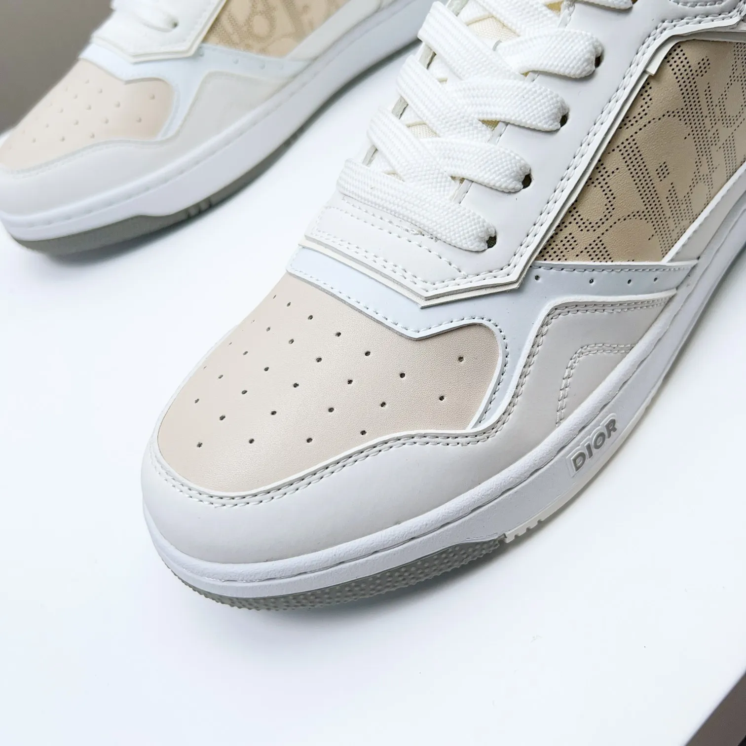 Men's Men's Shoes 💰400 [New] 🦩🦩Dior - Low-top sneakers 2025 spring men's collection new arrivals [Celebrate][Celebrate][Celebrate], reinterpret the basketball shoe design and become a classic Dior item [Strong][Strong][Strong], crafted in black and cream white smooth cowhide with beige suede, leather display on the side The CD logo, tongue, sole and back side are decorated with various distinctive details to enhance the style[666][666], while eyelet details, topstitching and rubber panels highlight the dynamic charm of its athletic style[strong][strong][strong]. It has a two-color rubber sole, which can be matched with various clothing to create a refined look. Size: 38 to 44 (45 can be customized